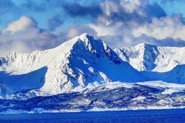 Una giornata luminosa sulle cime innevate delle montagne. Montagne panoramiche in Norvegia