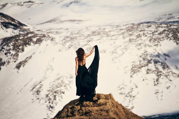 Chica en un vestido en la montaña