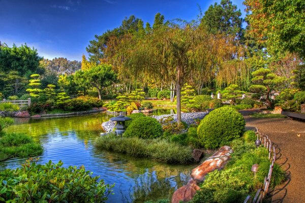 Un Jardín bien cuidado con caminos de árboles y arbustos, un estanque en el estado de California, Estados Unidos
