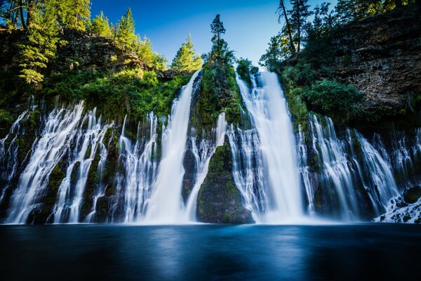 Ein riesiger Wasserfall, der von einer Klippe in den See fließt