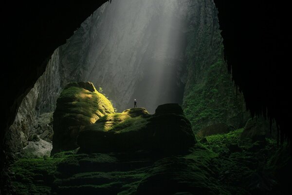 Homme dans la lumière, grotte du Vietnam