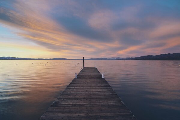 Puesta de sol en el puerto deportivo del lago en los Estados Unidos