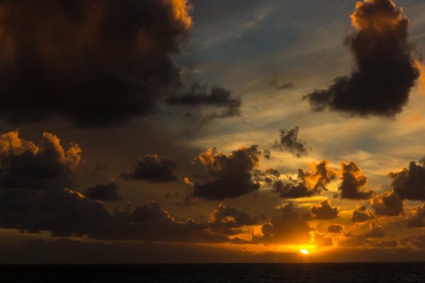 Nubes en el fondo del sol Poniente