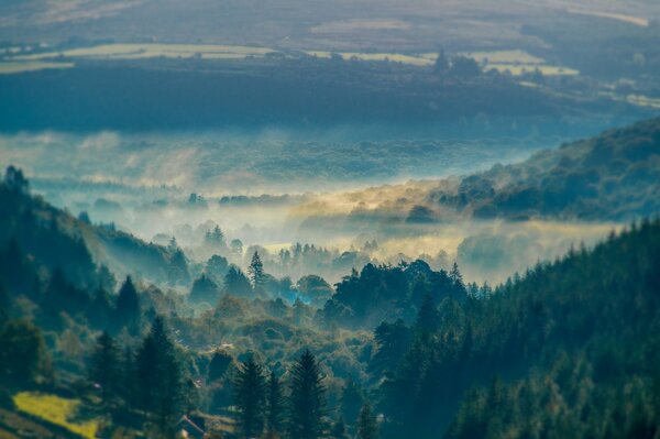 Montagnes et collines dans la brume bleue brumeuse