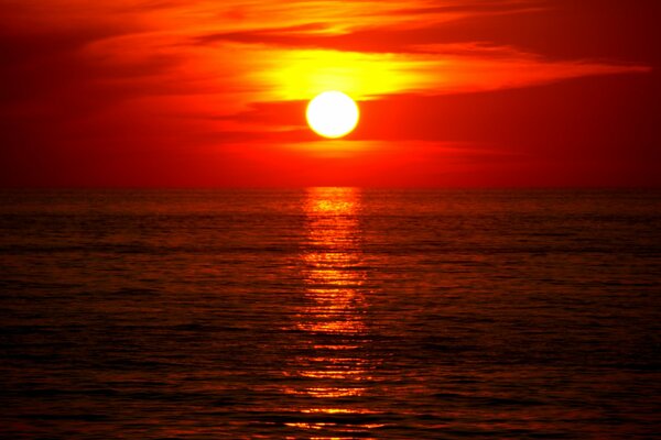 Hermosa puesta de sol junto al mar