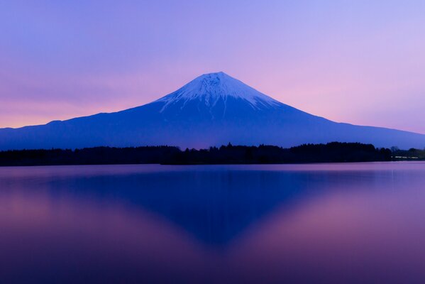 Monte Fuji en el fondo de la puesta de sol