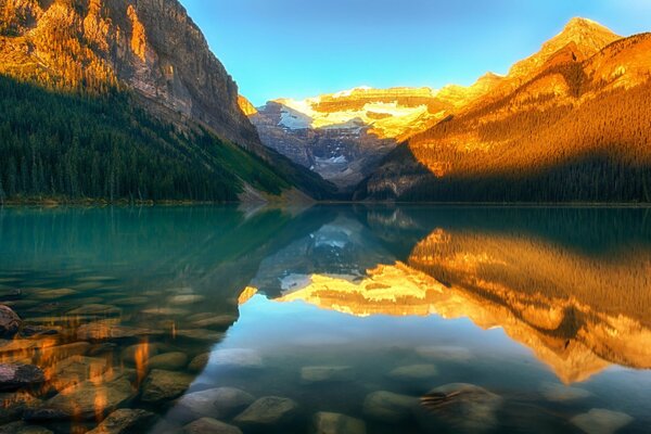 Vista di un lago di montagna in Canada al tramonto