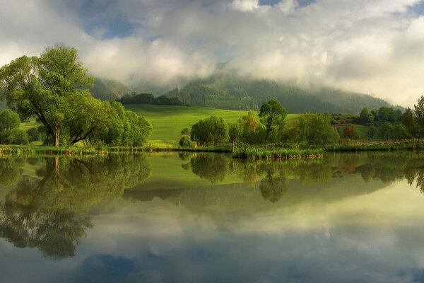 Reflejo del cielo y los árboles en el río