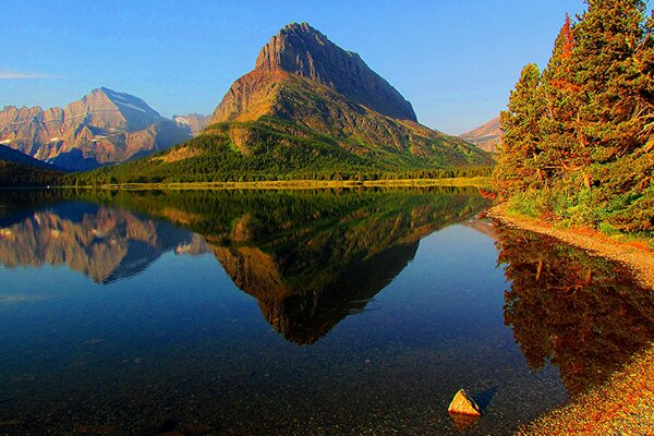 Foto eines Nationalparks in den USA. Herbstberge und Wald