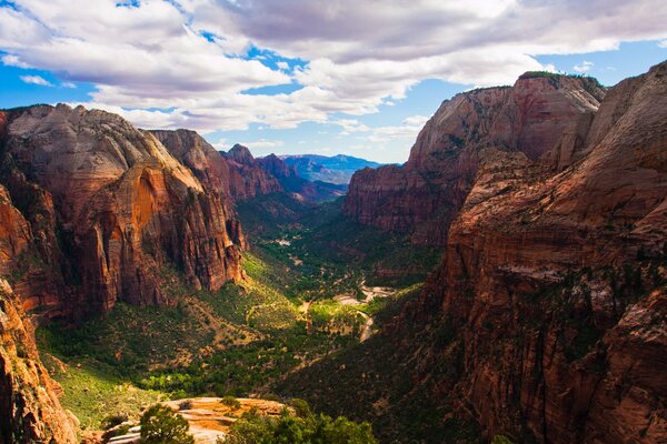 Il canyon verde si estende fino alle nuvole