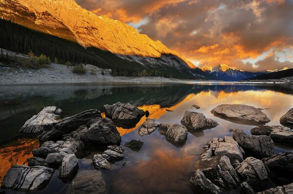 Schöner Sonnenaufgang am Fluss inmitten der Berge