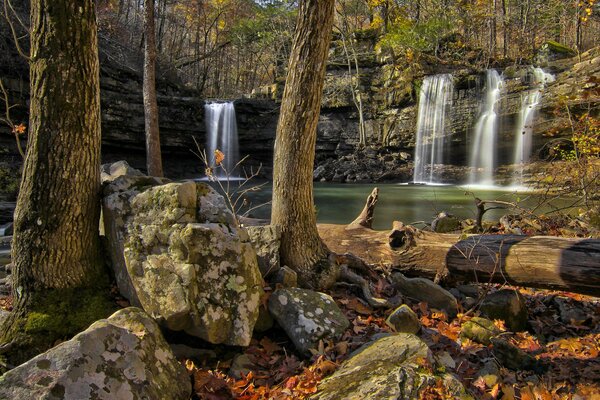 Schöner Wasserfall im Wald unter den Felsen