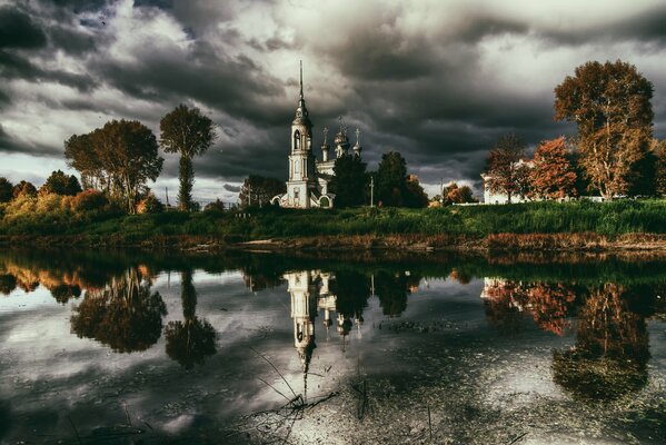 Autumn photo of the temple in Vologda