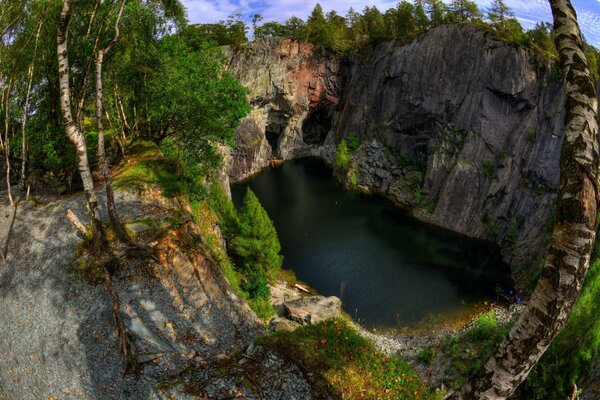 Lago tra le rocce. precipizio