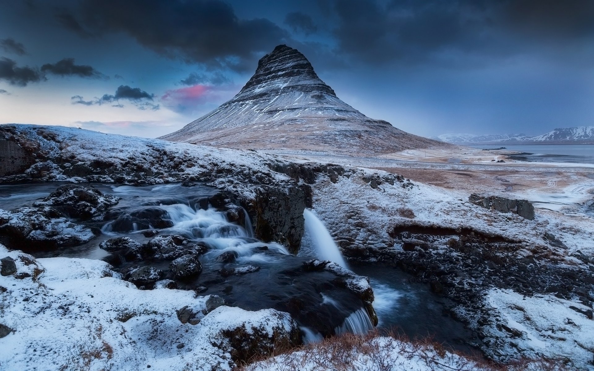 island kirkjufell winter schnee berg vulkan felsen wasserfall himmel wolken abend