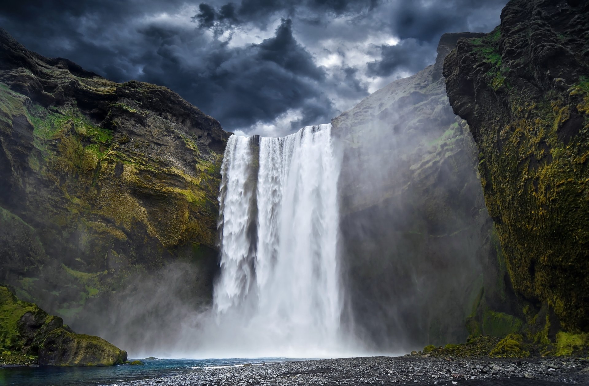 cascada río nubes pendiente