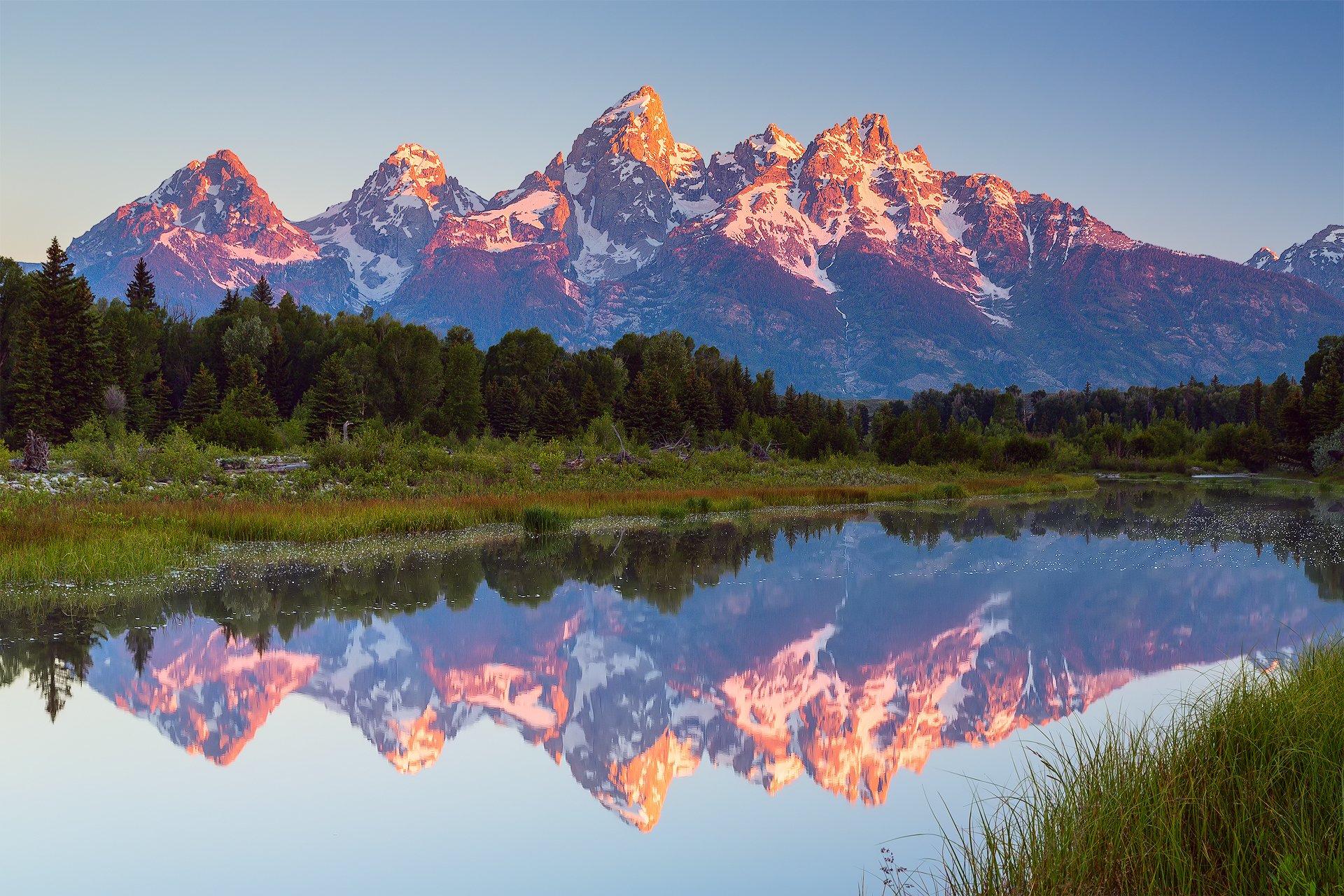 estados unidos wyoming parque nacional grand teton schwabachers aterrizaje montañas bosque agua nubes cielo reflexiones temprano en la mañana verano julio