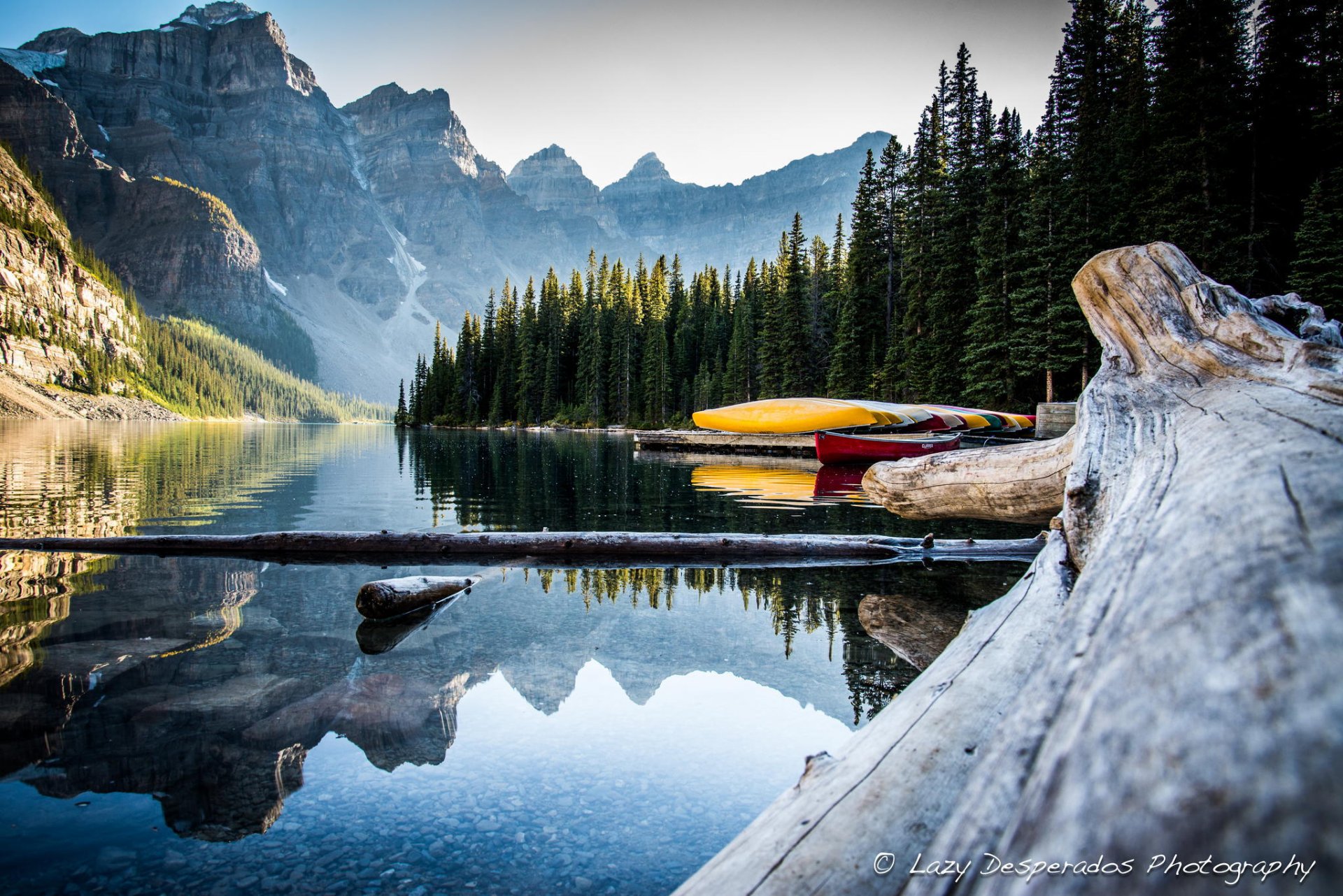 montagnes sommets neige forêt lac canoë canada