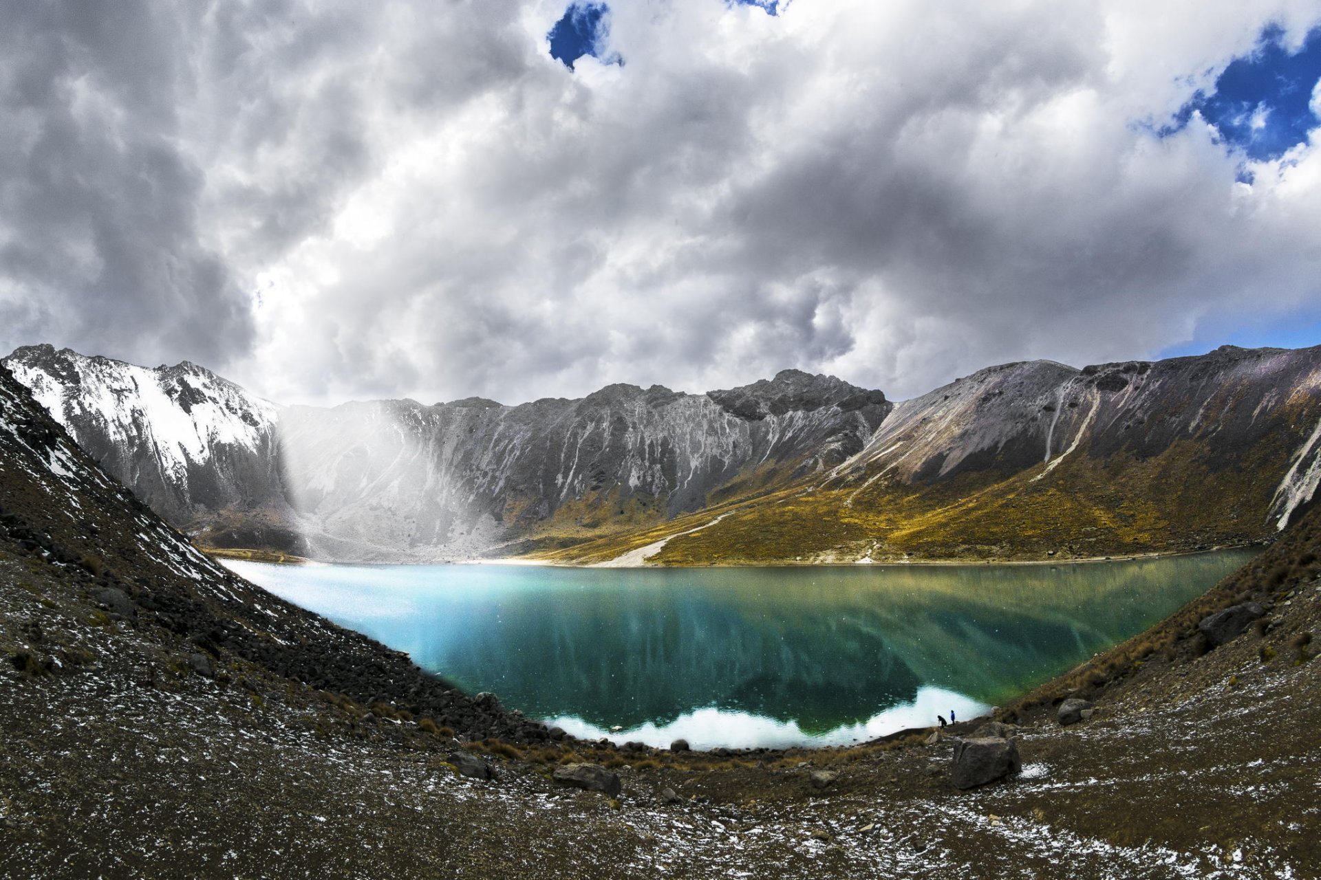 montañas lago naturaleza cielo nubes