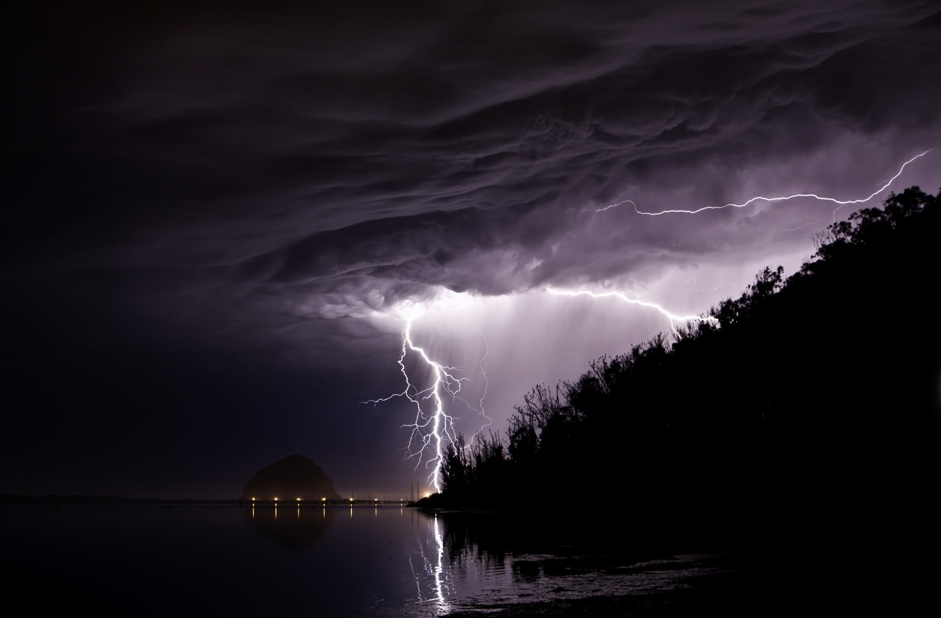 natur abend bewölkt strand berge zyklon gefährlich dunkler hintergrund blitz gewitter