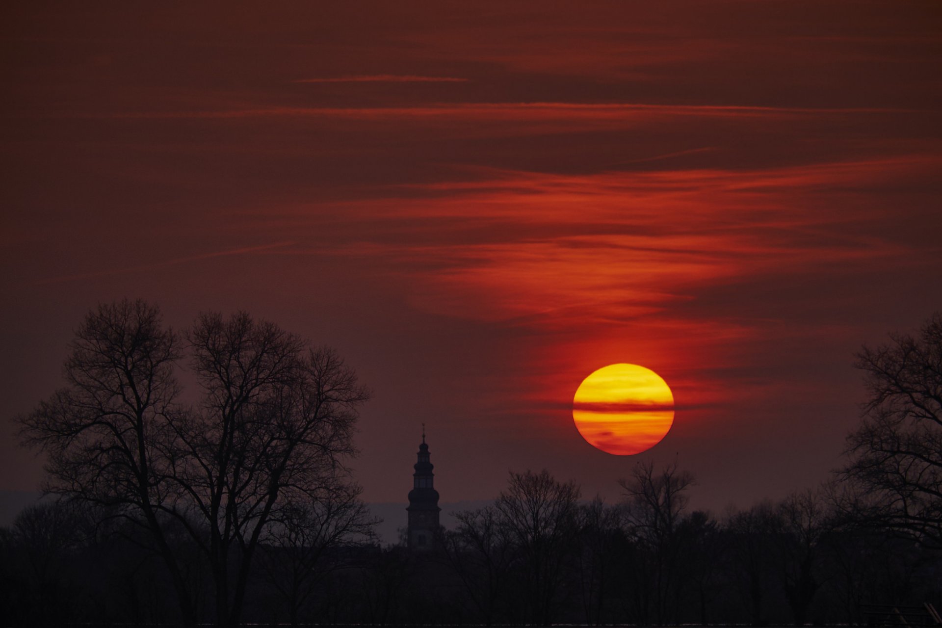 germania foresta radura alberi chiesa tempio sera rosso cielo sole tramonto