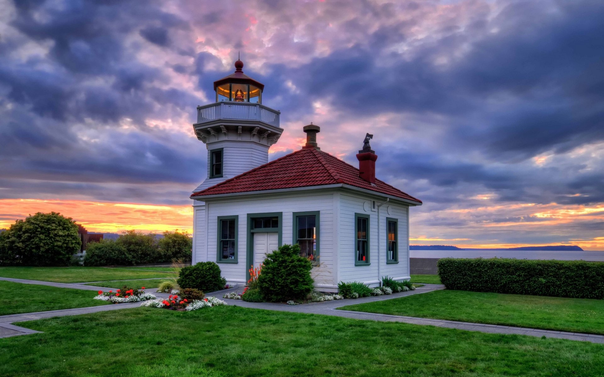 phare de mukilteo clinton washington tulalip bay phare coucher de soleil pelouses parterres de fleurs fleurs buissons côte