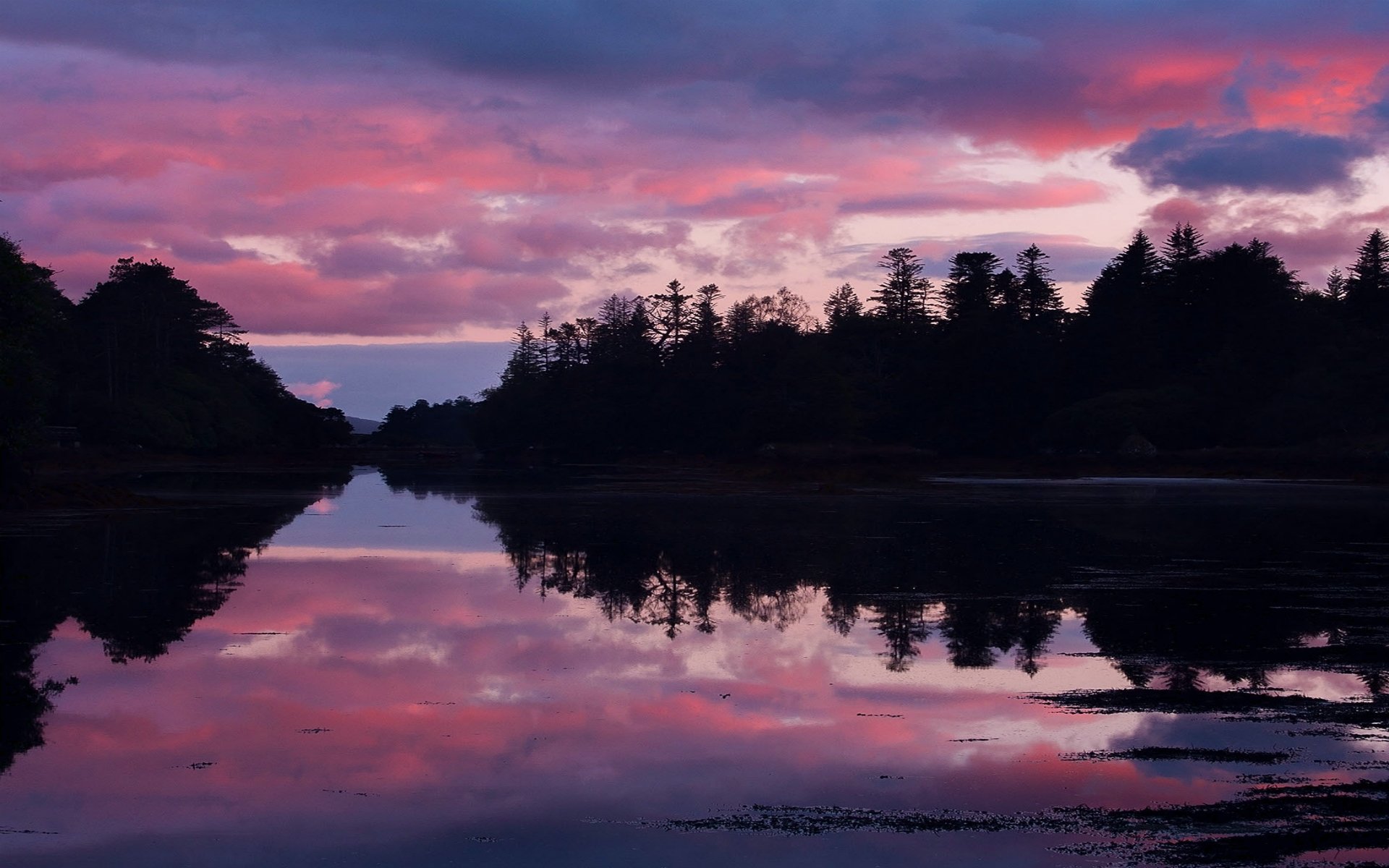 irland see ufer wald bäume abend sonnenuntergang himmel wolken reflexion