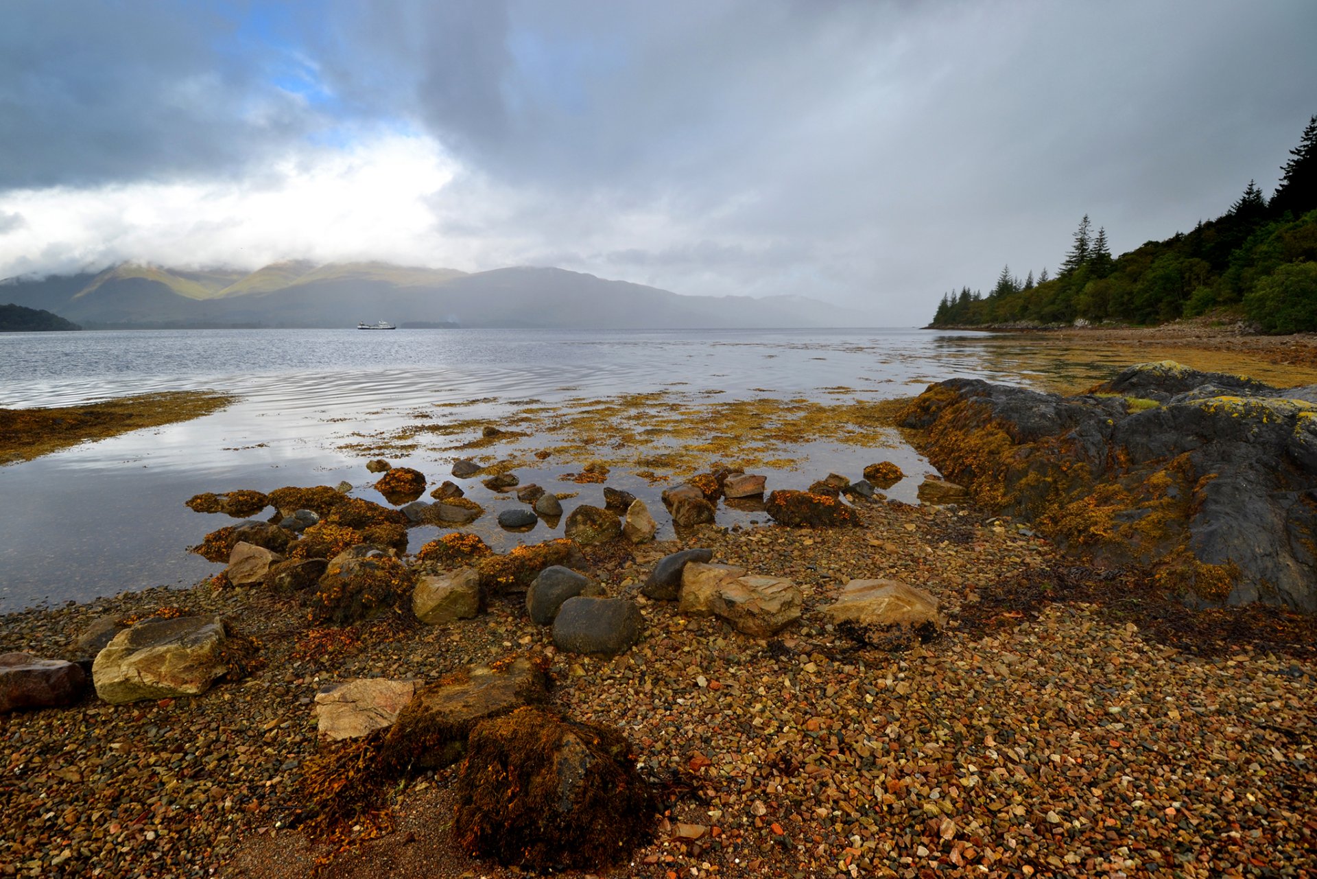 écosse lac loch linné ciel nuages montagnes forêt arbres pierres navire