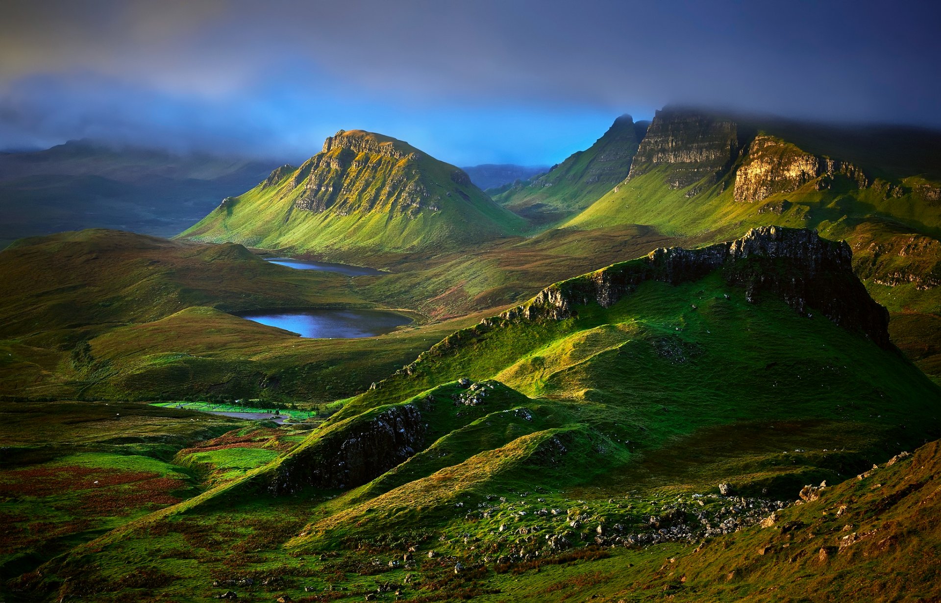 écosse île de skye région des highlands collines montagnes roches vallée matin nuages nuages