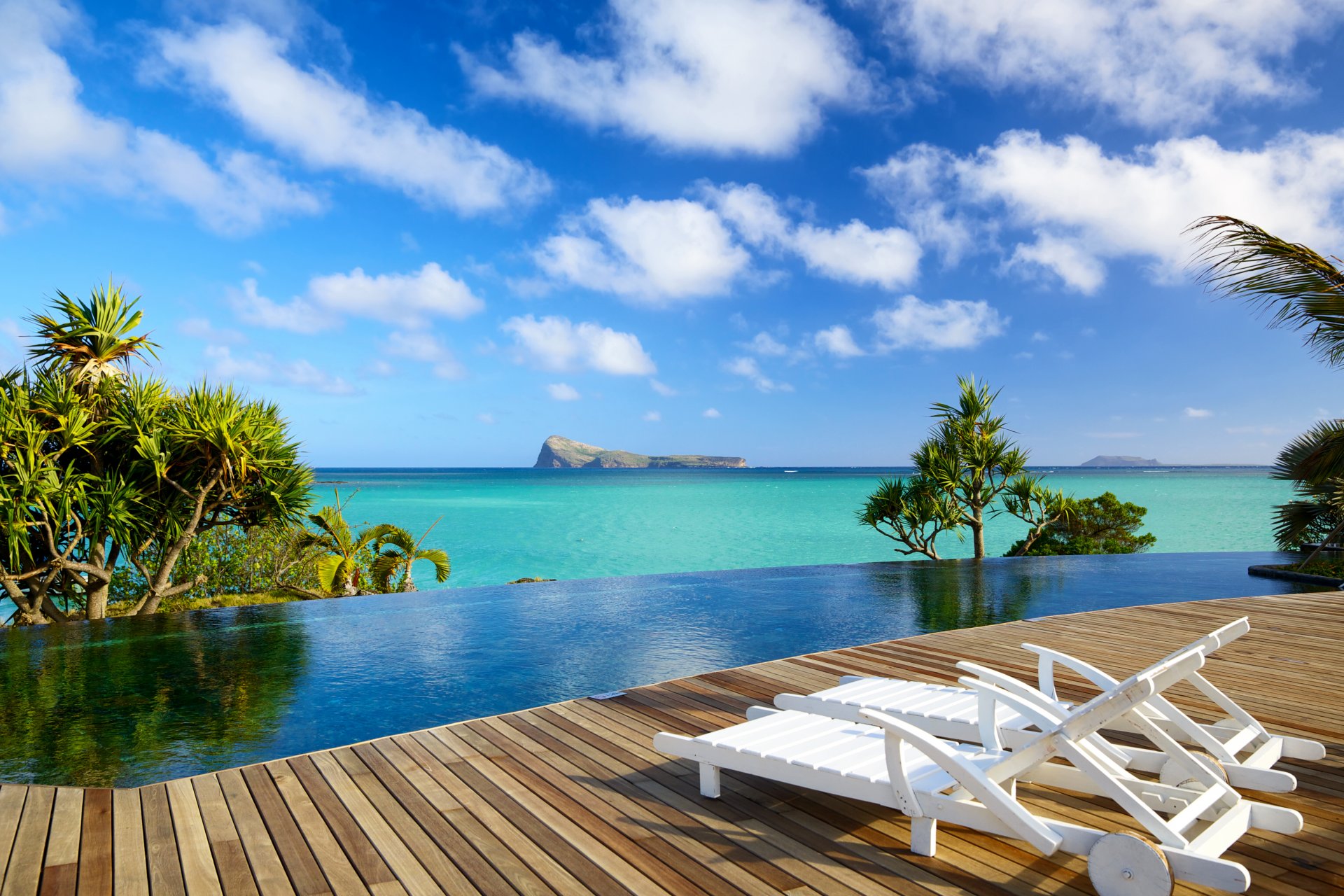 mauritius indischer ozean entspannen deck stühle tropisch paradies strand sonne urlaub meer palmen tropen