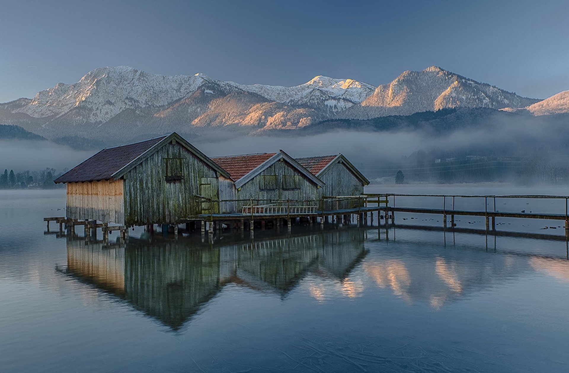 lago montagne foschia inverno case per barche