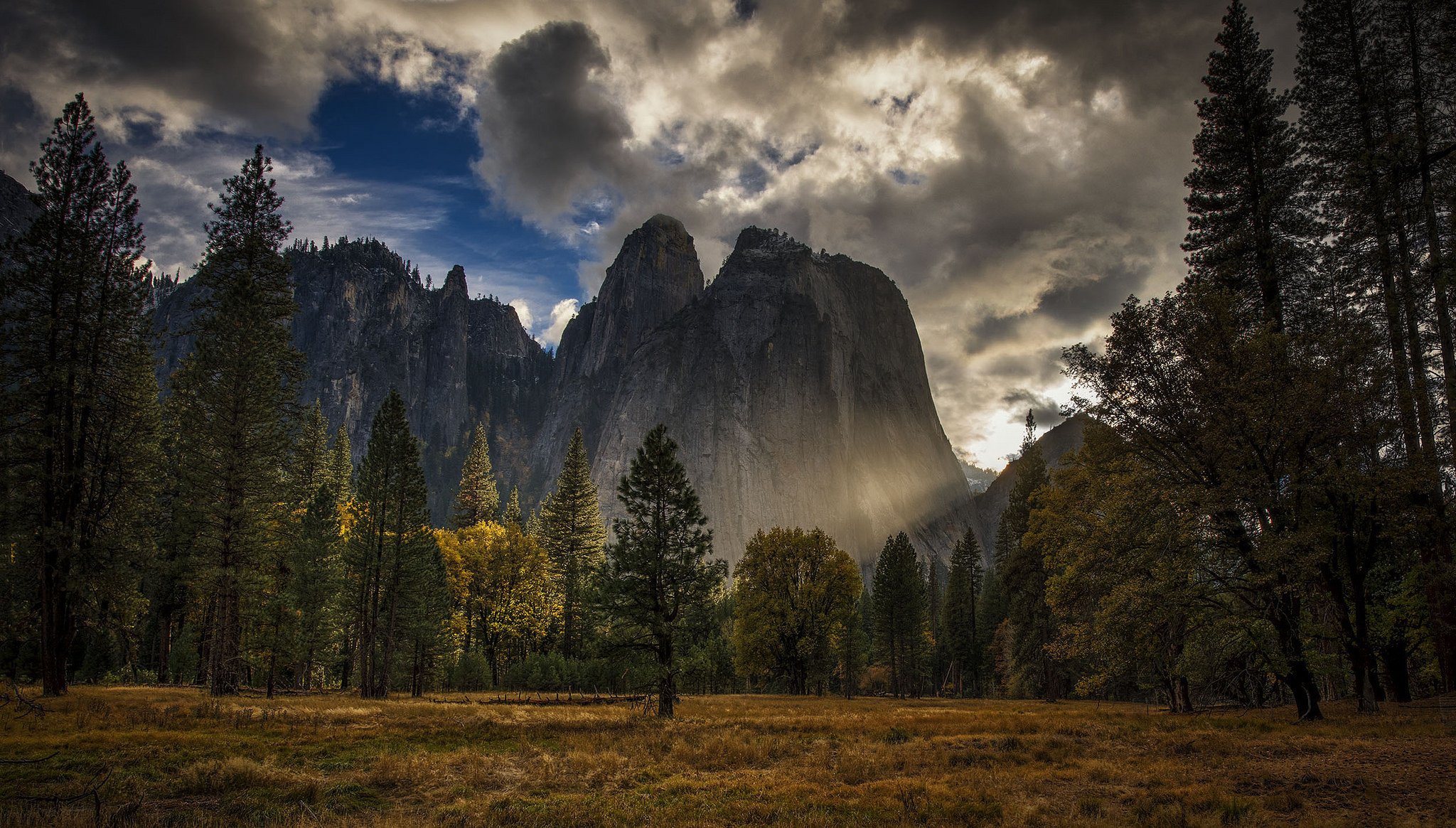 park narodowy yosemite sierra nevada usa góry niebo wieczór drzewa skały trawa jesień