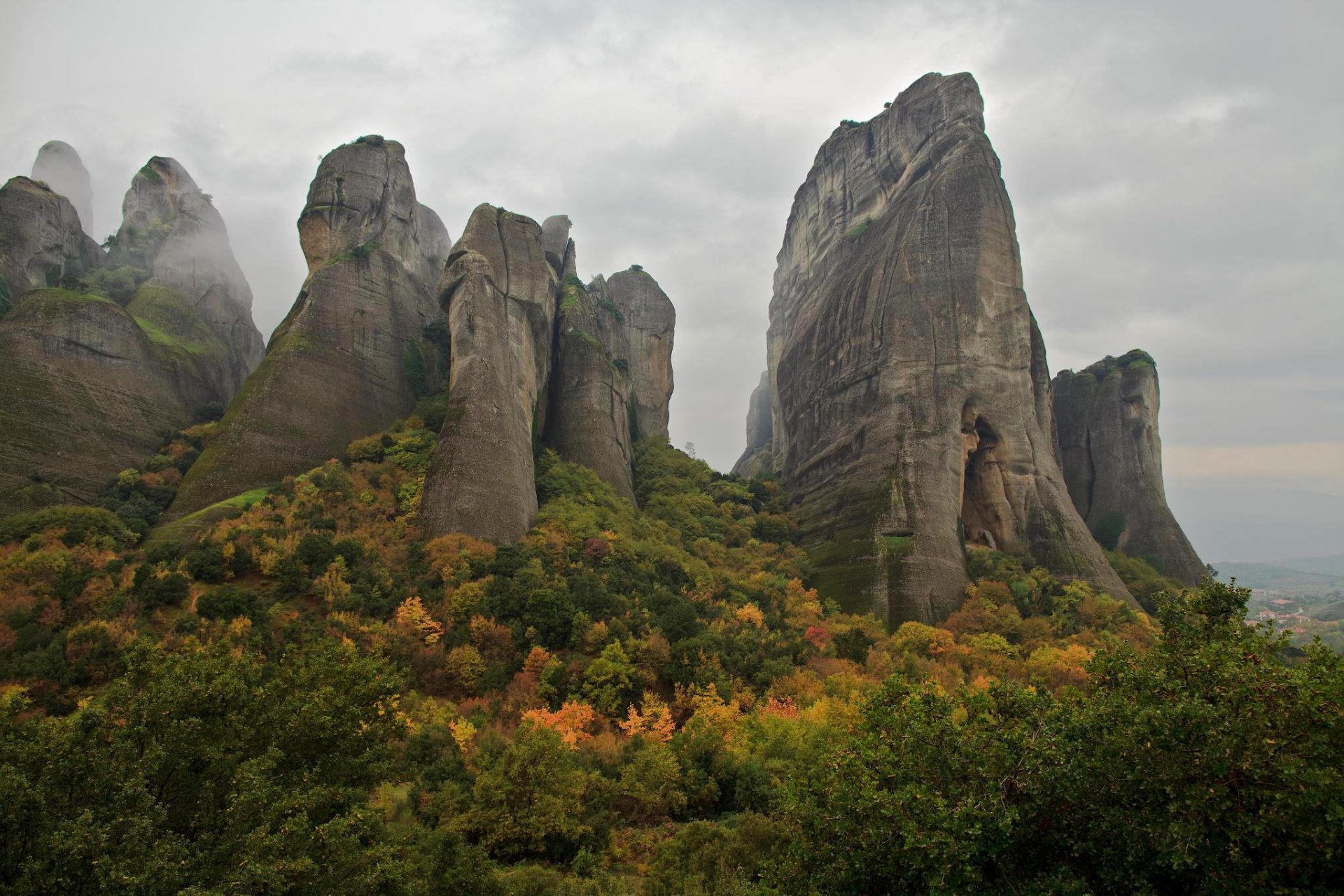 grecia meteoros montañas rocas cielo nubes árboles otoño