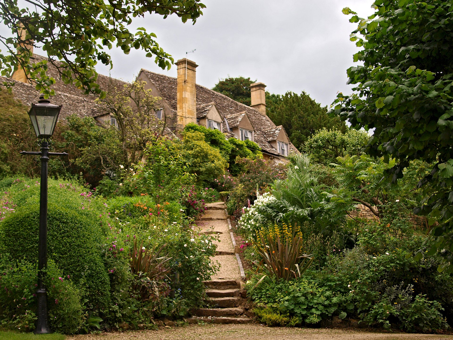 england garten tuxbury laterne sträucher natur foto