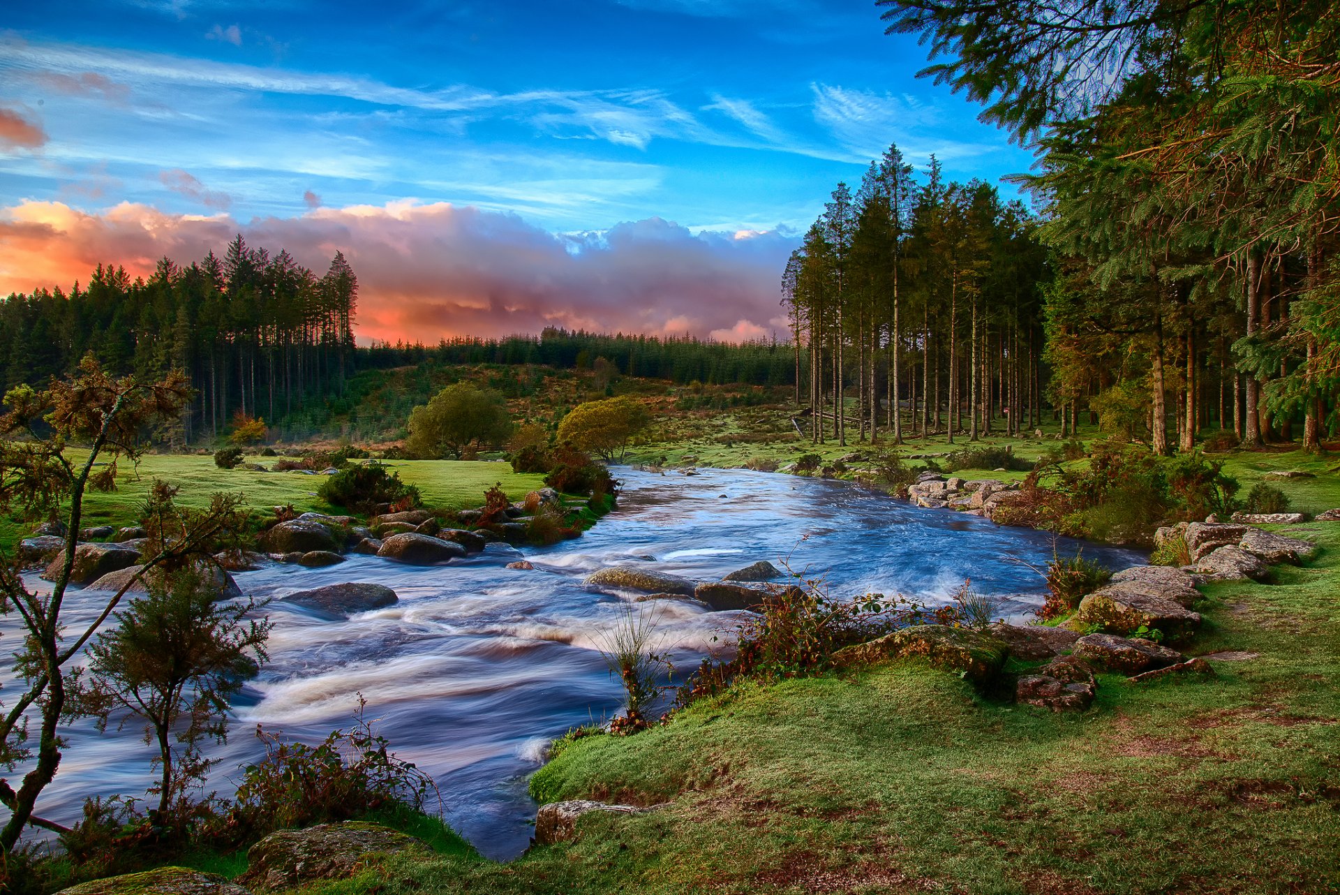 südwestengland devon county dartmoor national park wald fluss morgen wolken