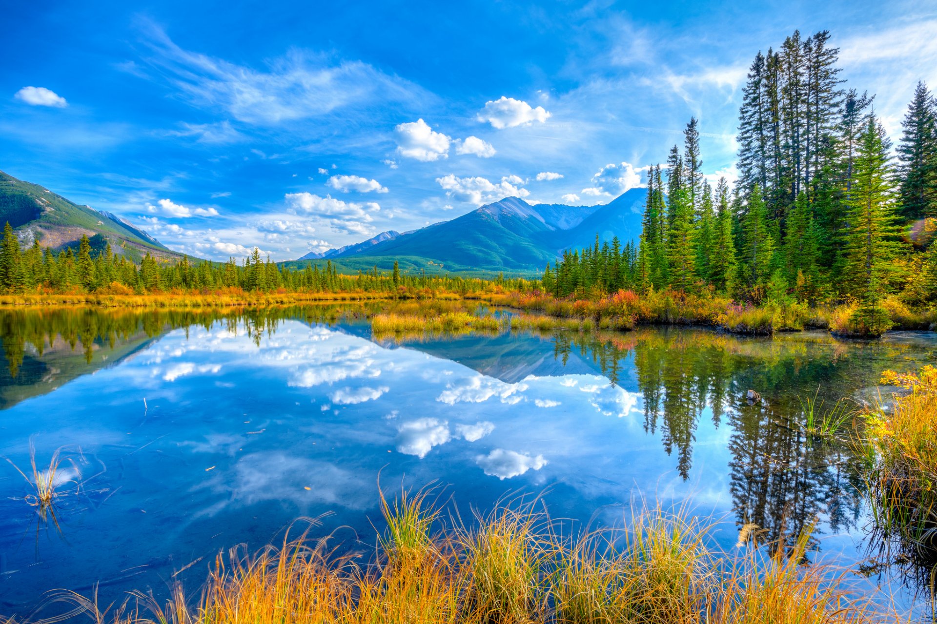 jezioro minnewanka park narodowy banff alberta kanada góry jezioro drzewa niebo jesień