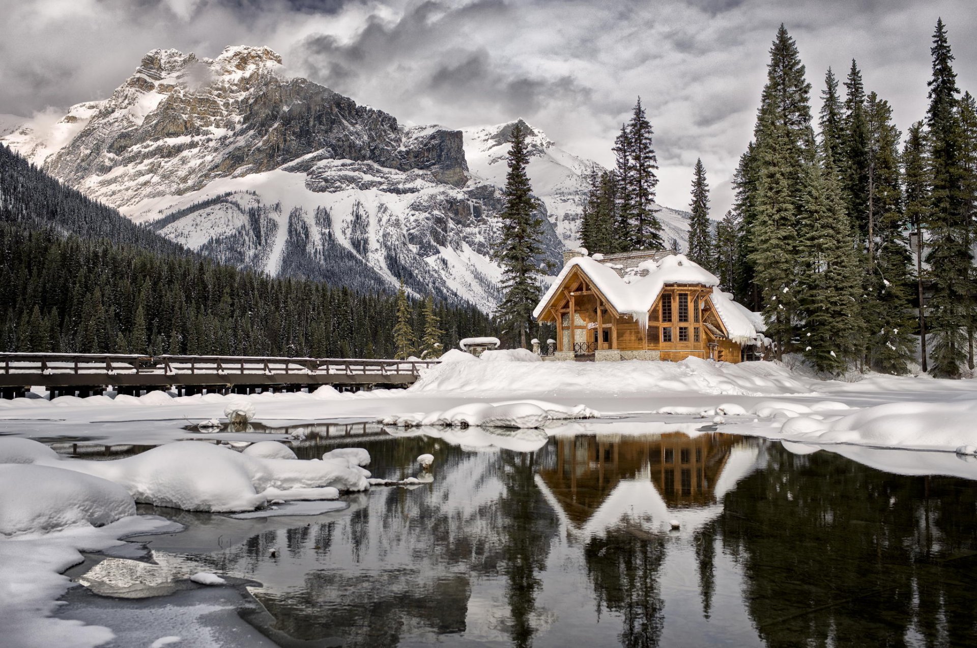 hiver neige montagnes arbres cabane lac pont