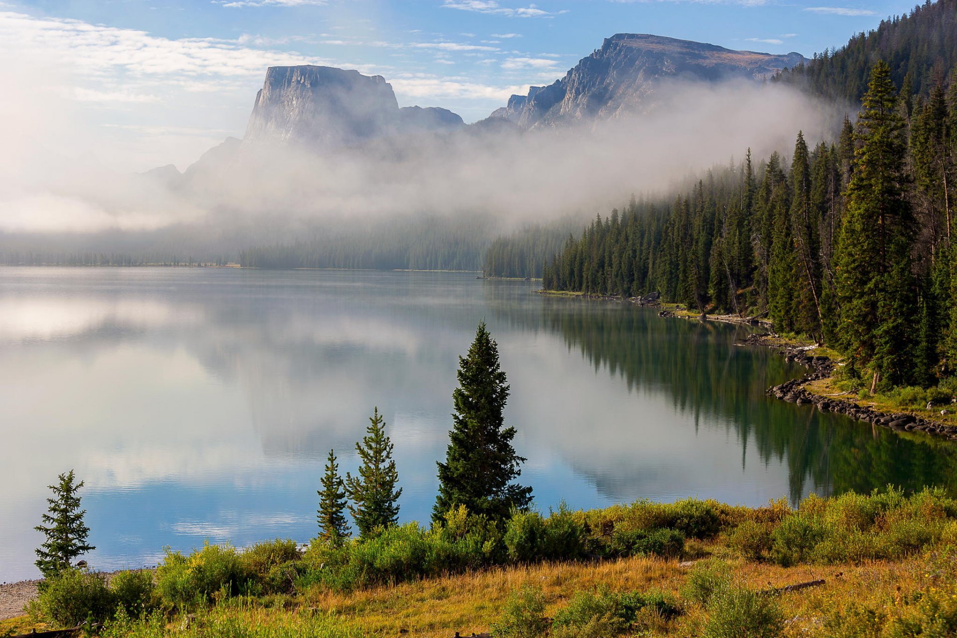 lago montañas árboles bosque neblina