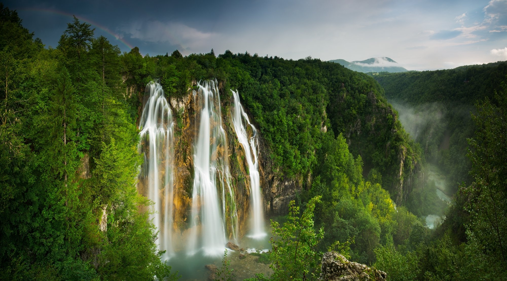 berge wald schlucht fluss wasserfall regenbogen