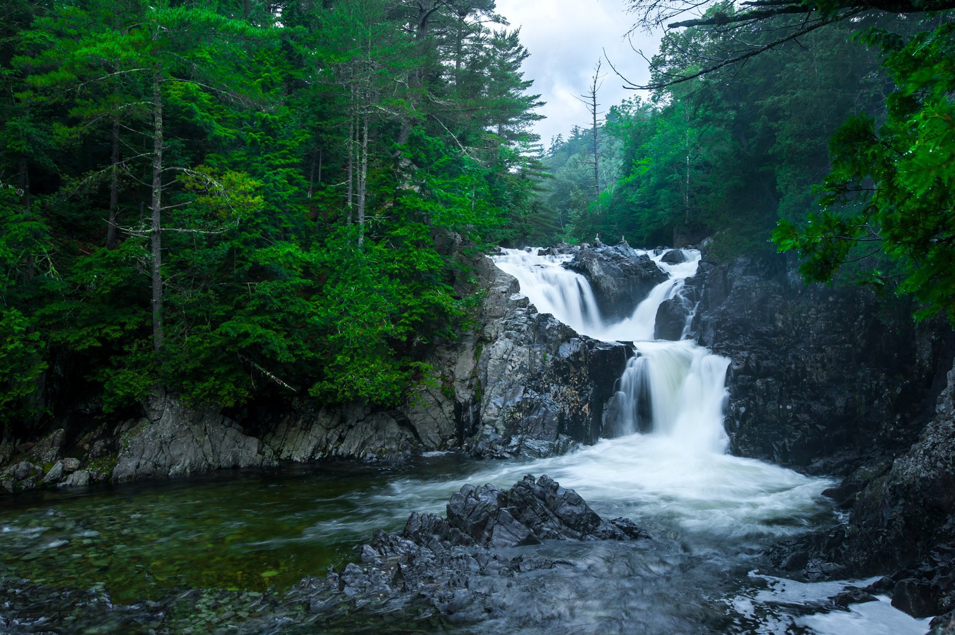 himmel wolken wald fluss felsen wasserfall stromschnellen steine bäume