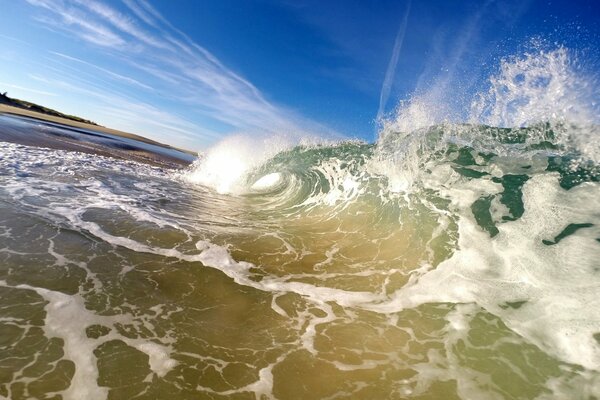 Trompette de vagues sur fond de ciel bleu