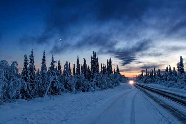 Winter Sonnenuntergang mit Straße für Autos