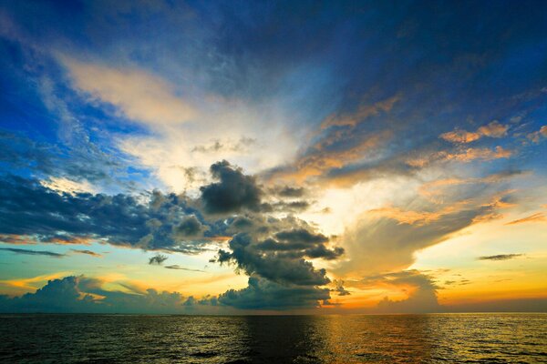 Mer calme et ciel nuageux coucher de soleil