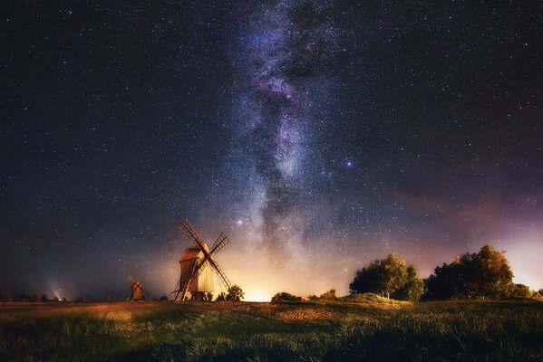 Il mulino a vento riposa di notte