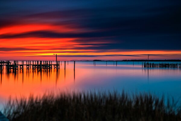 Espectacular puesta de sol ardiente sobre el lago