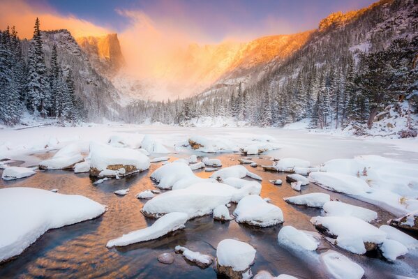 Parco Nazionale delle Montagne Rocciose in Colorado, Stati Uniti. Paesaggio invernale