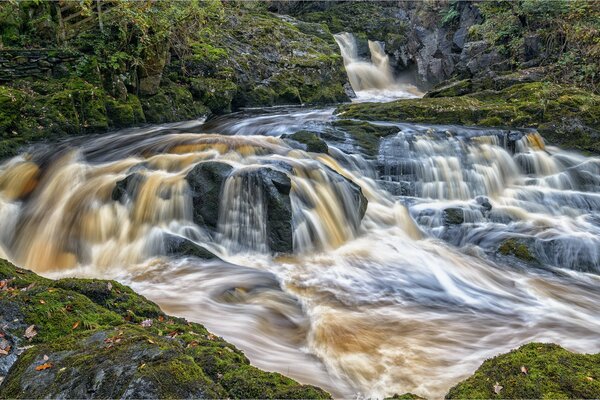 Kleiner Wasserfall bricht gegen Felsen