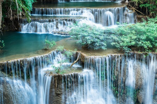 Природа. Красивый каскадный водопад