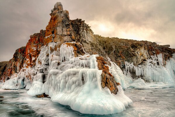 Ghiaccio e rocce infuocate del Baikal