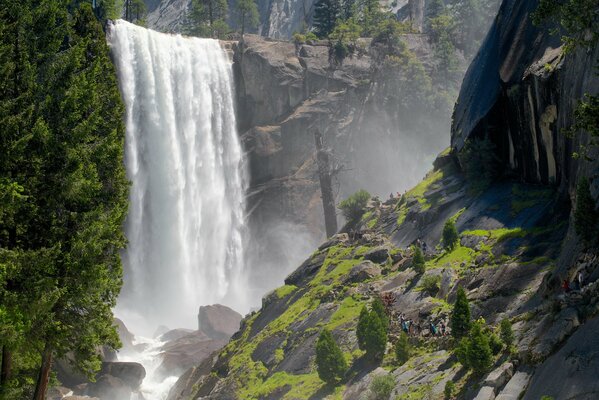 Die Schönheit und Kraft des Sierra Nevada Falls im Yosemite National Park